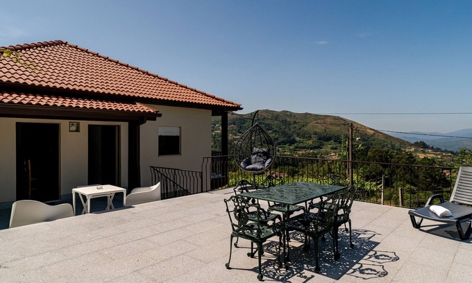 Ponte da Barca House | Holiday Home 'Mourelo' with Mountain View, Private Garden and Wi-Fi