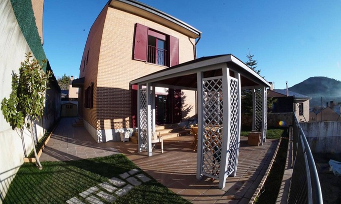 San Rafael House | Holiday Home 'Nootka' with Mountain View, Private Garden and Wi-Fi