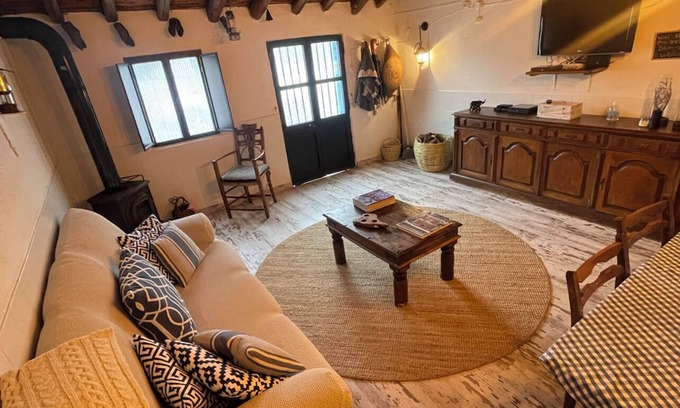 Alcoutim House | Holiday Home 'Paraiso Dos Avós' with Mountain View, Terrace & Wi-Fi