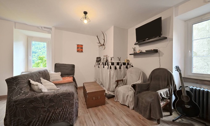 Melles House | Holiday Home 'Pays De L'ours - Pyrénées' with Mountain View, Private Terrace and Wi-Fi