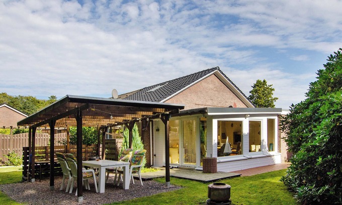 Berumbur House | Holiday Home 'Piet' with Private Terrace, Private Garden and Wi-Fi