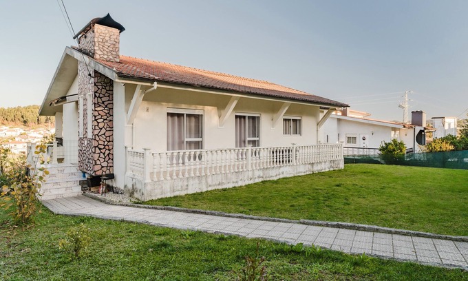 Sao Jorge de Selho House | Holiday Home 'Casa Familiar' with Mountain View, Private Terrace and Wi-Fi