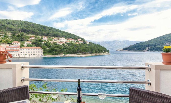 Pucisca Villa | Holiday home Puteus few meters away from the sea, Brac Island