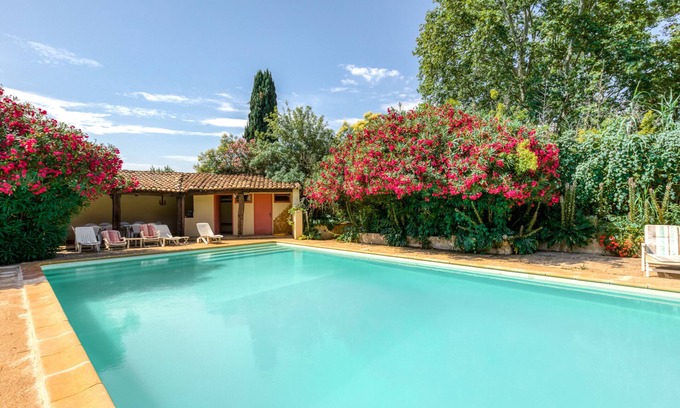 Fourques House | Holiday Home 'Réattu' with Shared Pool, Wi-Fi and Air Conditioning