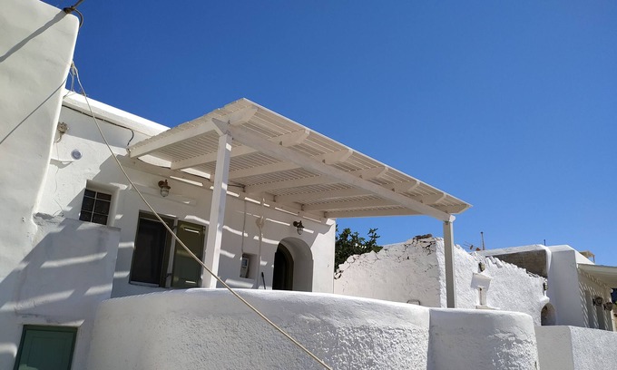 Sikinos House | Holiday Home 'Sigalas House, Sikinos Island' with Sea View, Terrace and Air Conditioning