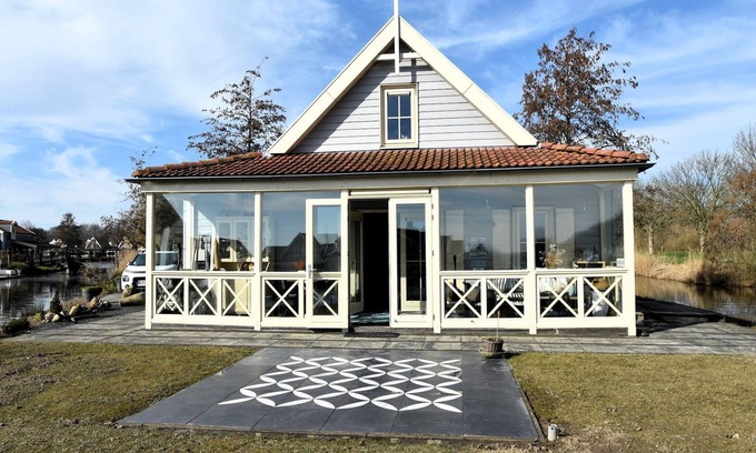 Municipality of Nissewaard House | Holiday Home Simonshaven by Lake Beach