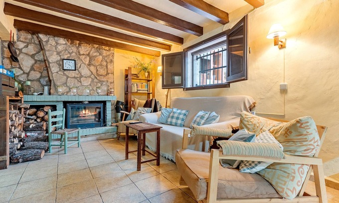 El Lloar House | Holiday Home 'Tranquil' with Mountain View, Wi-Fi and Air Conditioning