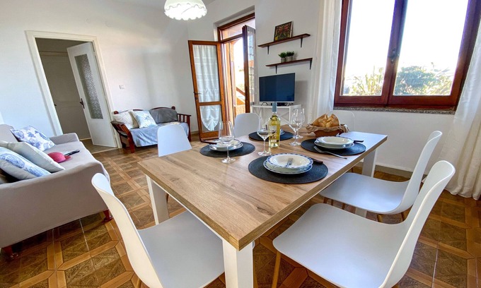 Sa Rocca Tunda House | Holiday Home with Patio 20 Steps to the Beach for Families and Groups