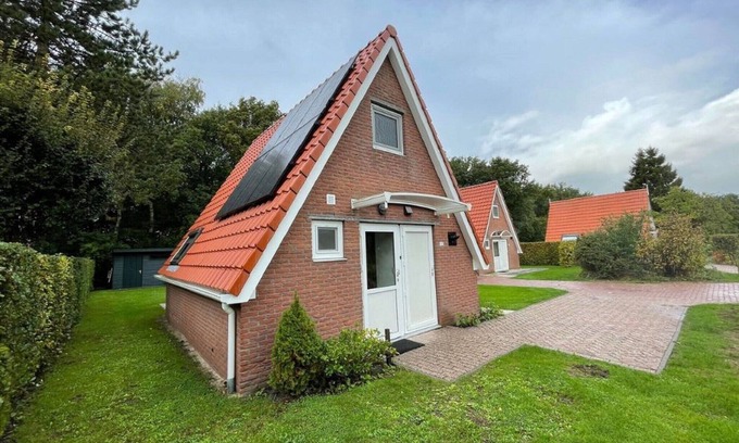 Sint Nicolaasga House | Holiday House in Friesland with Garden