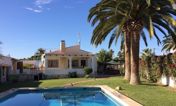 Coveta Fuma Ski Chalet | Holiday house with large pool, palm garden and additional. Outside kitchen. Close to the beach!