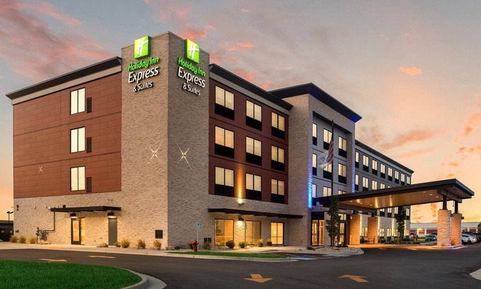 Sturtevant Hotel | Holiday Inn Express & Suites Racine by IHG