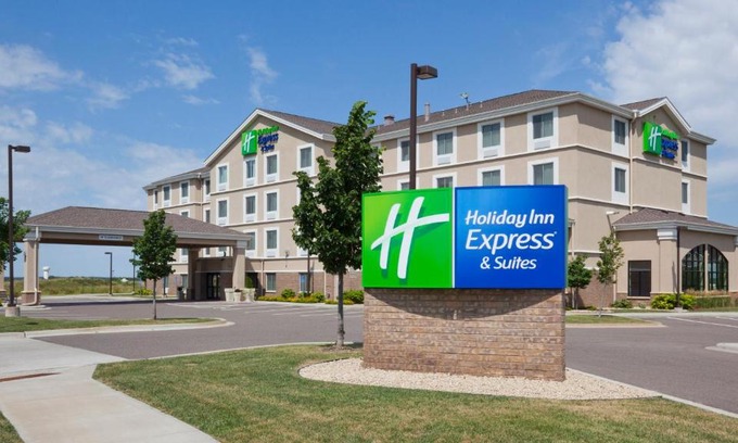 Rogers Hotel | Holiday Inn Express Hotel & Suites Rogers by IHG