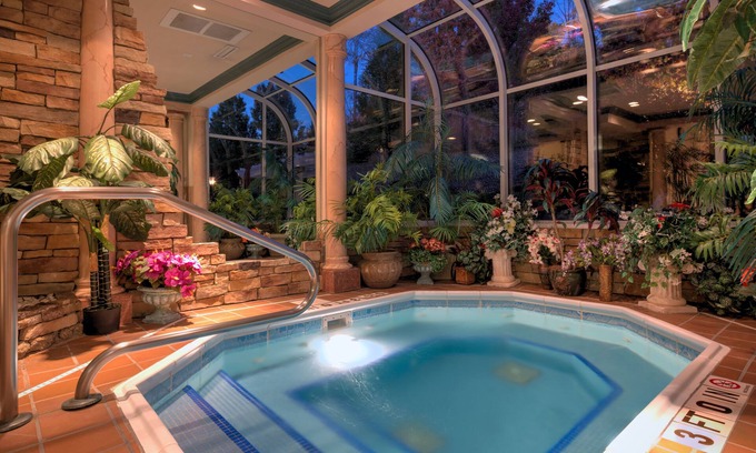 Warren Hotel | Holiday Inn Express & Suites Youngstown N (Warren/Niles) by IHG