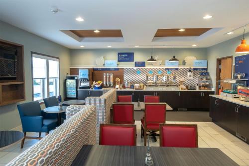 Iron Mountain Hotel | Holiday Inn Express & Suites Iron Mountain by IHG