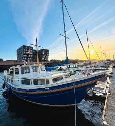 Uberseestadt Boat Rental | Holländisches Stahlboot
