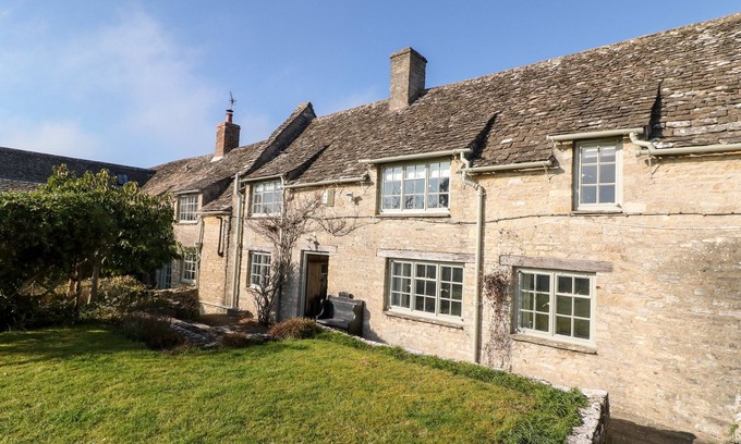 Minster Lovell Cottage | HOLLY COTTAGE, pet friendly, with open fire in Minster Lovell