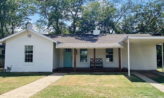Coleman House | Hollywood House sits in a quiet neighborhood.