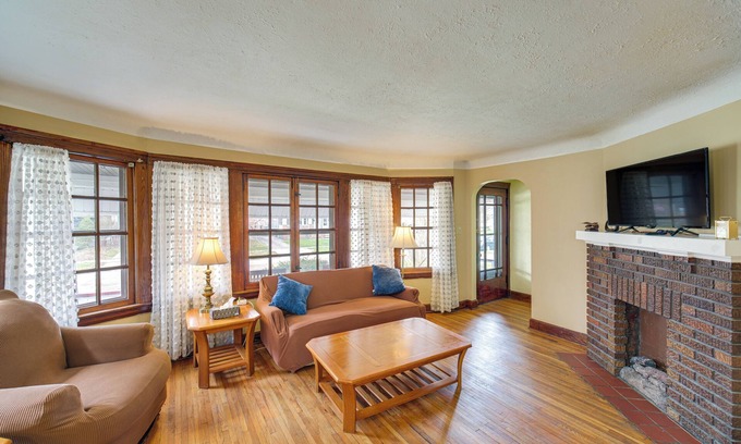 Lakewood Cottage | Home 2 Mi to Lakewood Park & Solstice Steps!