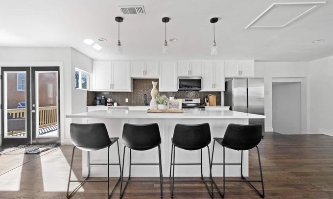 West Dallas House | Home away from home.Minutes to everything Dallas!