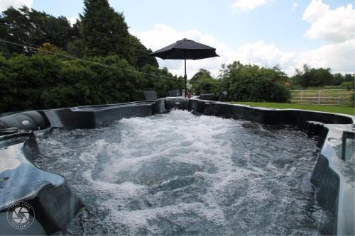 Forsbrook House | Home with HotTub near AltonTowers & Waterworld sot
