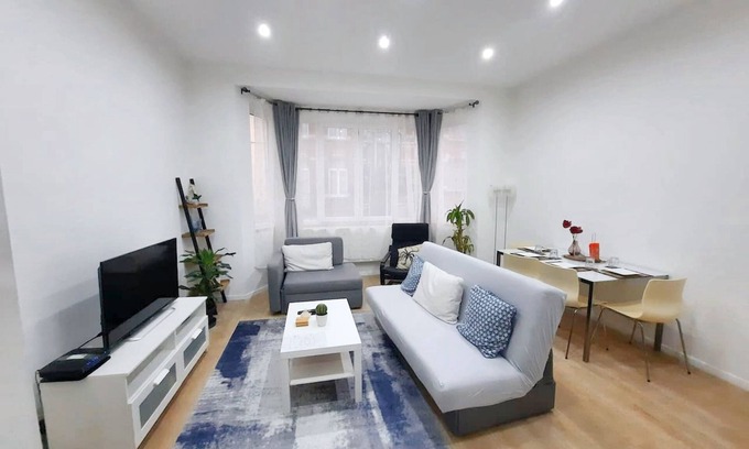 Sint-Jans-Molenbeek Apartment | Homerez - Apt. Molenbeek-St-Jean + Parking