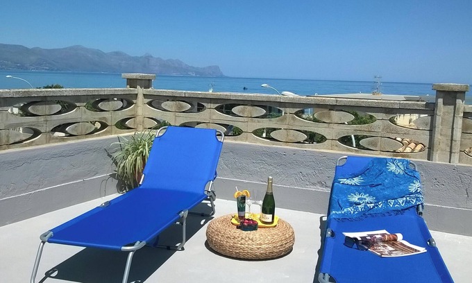 Alcamo Marina Apartment | Homerez - Bright Apartment in Alcamo: 100 m² with Sea View