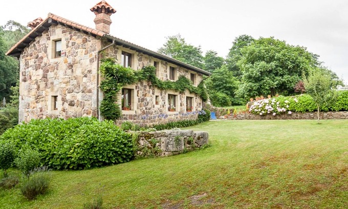 Escobedo de Camargo House | Homerez - Charming House in Calgar with Lake View