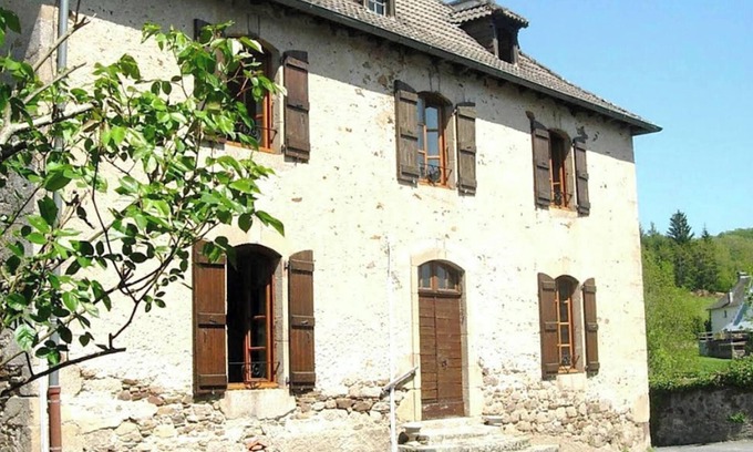 Chataigneraie Cantalienne Apartment | Homerez - Comfortable apartment in Vitrac - 40 m² - Garden view