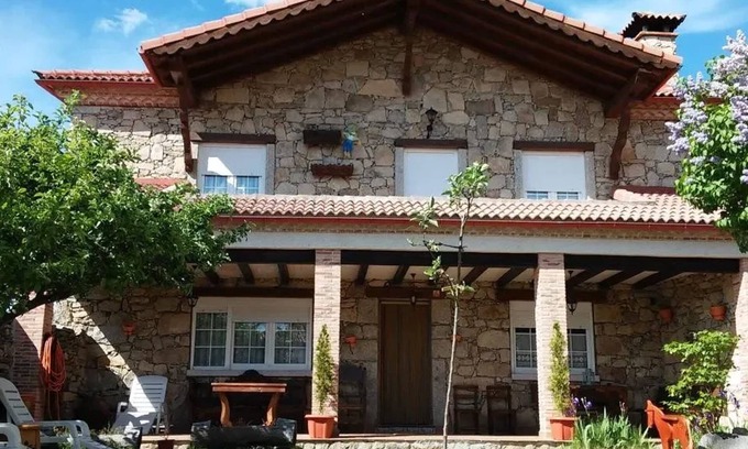 Navarredonda de Gredos House | Homerez - Spacious house in Navarredonda, mountain view