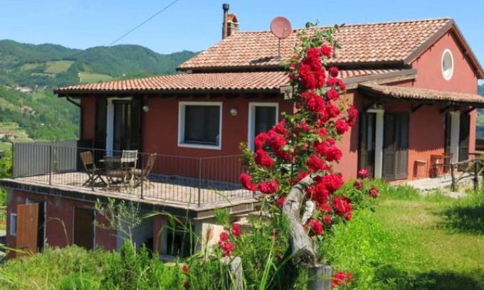Vesime House | Homerez - Nice house for 4 ppl. with shared pool, terrace and balcony at Vesime