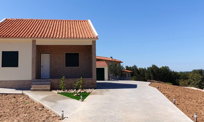 Penela Villa | Homerez - Villa for 4 ppl. with swimming-pool, garden and terrace at Espinhal