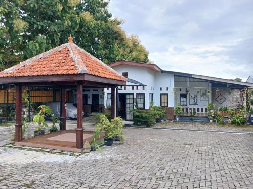 Dinoyo House | Homestay Rumah Akung
