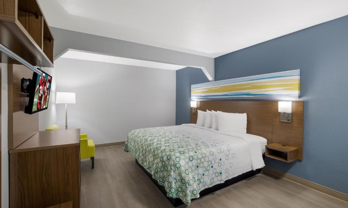 Orange Hotel | HomeTowne Studios by Red Roof Orange, TX