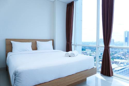 Pondokcina Apartment | Homey and Modern 2BR Apartment at Atlanta Residence By Travelio