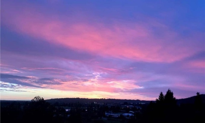 Bonney Lake Villa | HoneyHomes Spectacular View Home with Amenities