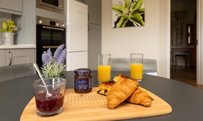 Cheddar Cabin | Honeysuckle lodge - sleeps 4/5 with wood burner and private hot tub