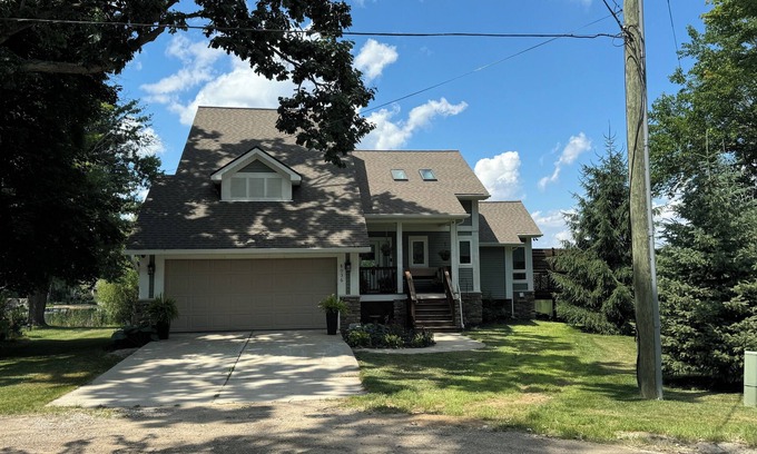 Whitmore Lake House | Horseshoe Lake retreat- 2-bedroom + loft lake house, minutes from U of M Stadium