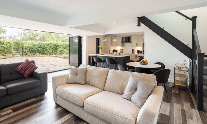 Radbourne House | Host & Stay | The Stable