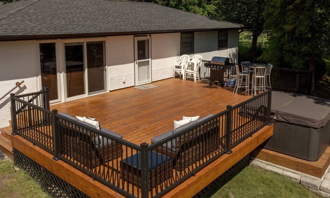 Brainerd House | Hot Tub, Game Room, Kayaks, Pool Table, Disk Golf, Great Fishing!