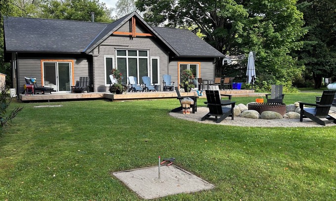 Bracebridge Cottage | Hot tub, sauna, auto generator, in town of Bracebridge, dock-water toys, pets OK