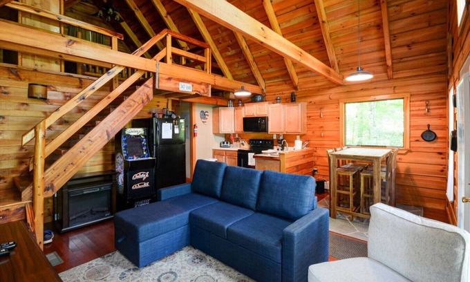 Campton Apartment | Hot Tub & WiFi - Hidden Chalet Red River Gorge, KY