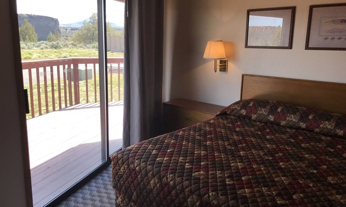 Crooked River Ranch Hotel | Hotel Room with 1 KING bed, Pets OK with Additional Fee