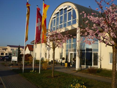Ringsheim Hotel | Hotel SunParc - SHUTTLE zum Europa-Park Rust 4km & Rulantica 2km