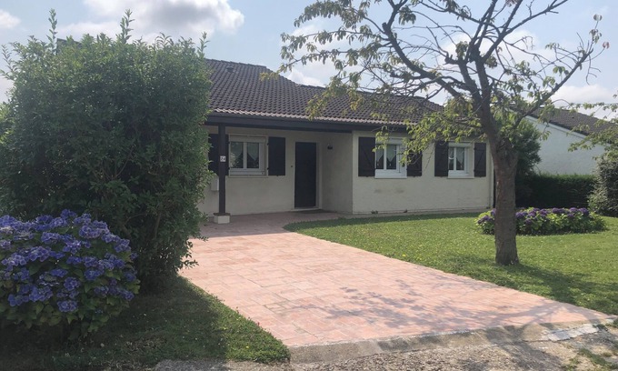 Belbeuf House | House 3 bedrooms Garden south view Fields Carrefour School Swimming pool Bus Rouen on foot