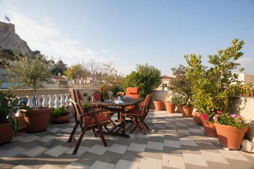 Plaka Apartment | House at the Foothills of Acropolis