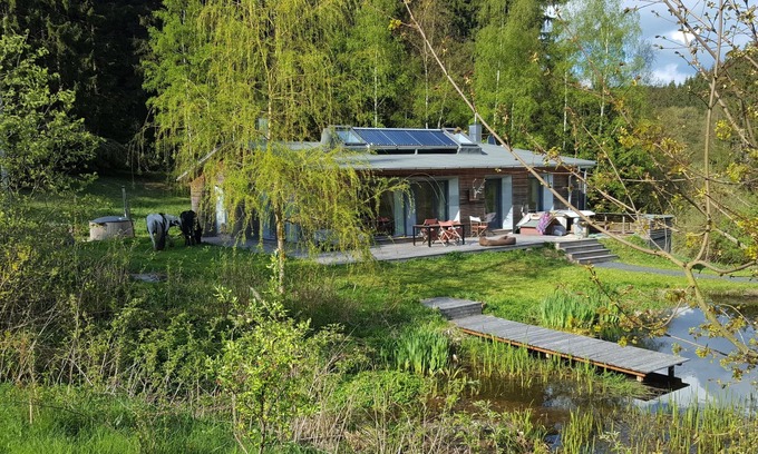 Langer Berg House | House by the pond