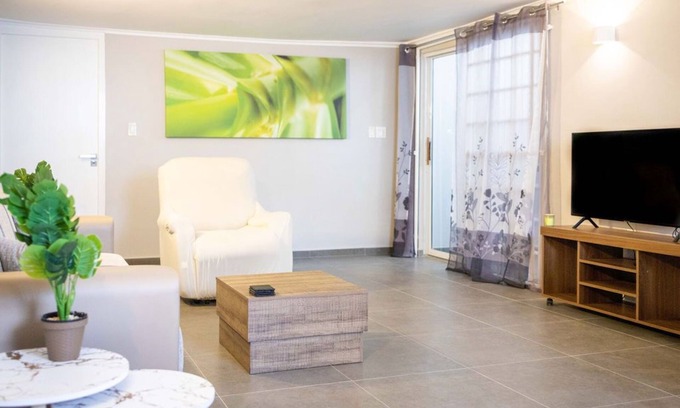 Montana Rey Apartment | House Chloe is a cozy renovated 2 bedroom apartment