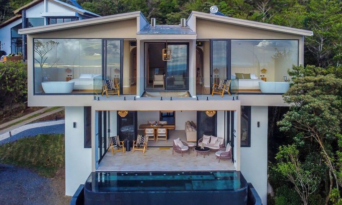 Monteverde Villa | House immerse in the forest+ infinity pool and luxurious experience.