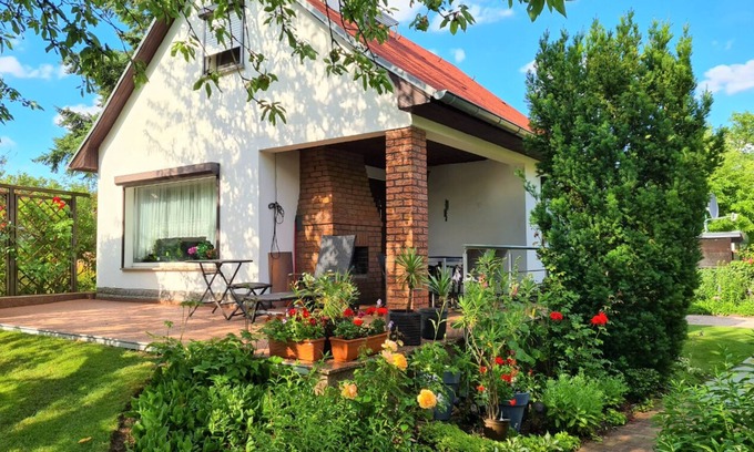 Marzahn House | House in an oasis in Berlin with pool, garden, air-conditioning and fireplace