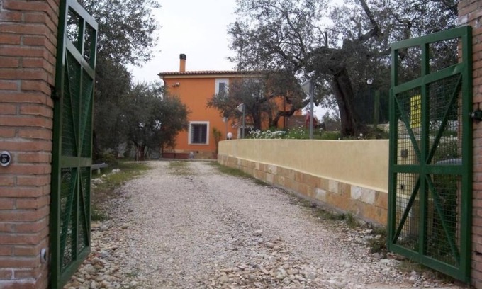 Moscufo House | House in the countryside surrounded by olive trees, with garden and terrace